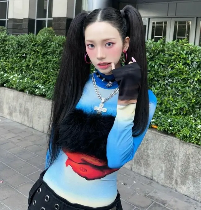 ガールズグループ「aespa」KARINA（カリナ）が人形のような美貌を誇り、ファンを感嘆させた。
