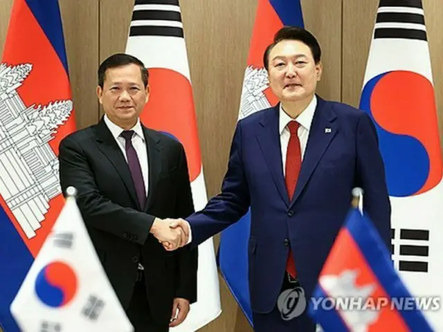 ソウルの大統領室庁舎で握手を交わす韓国の尹錫悦大統領（右）とカンボジアのフン・マネット首相（大統領室通信写真記者団）＝１６日、ソウル（聯合ニュース）