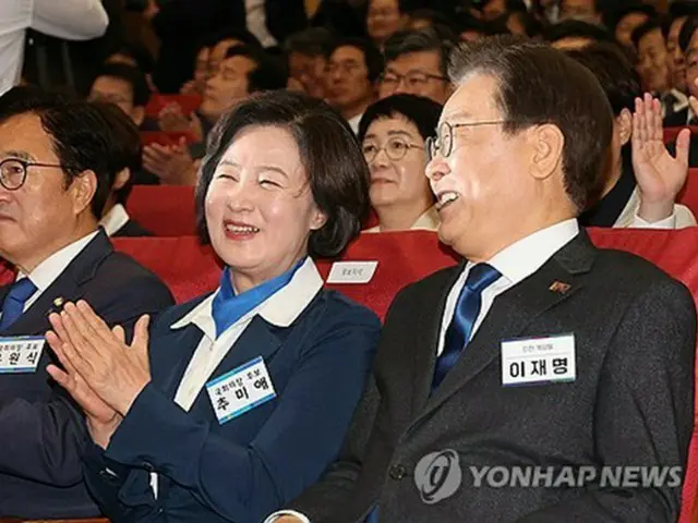 共に民主党が推薦する国会議長候補に名乗りを上げた（左から）禹元植議員と秋美愛氏。右は李在明党代表＝１６日、ソウル（聯合ニュース）