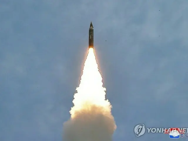 北朝鮮の朝鮮中央通信は４月３日、極超音速弾頭を搭載した固体燃料式の新型中長距離弾道ミサイルの初の発射実験を２日に行い、成功したと報じた＝（朝鮮中央通信＝聯合ニュース）≪転載・転用禁止≫