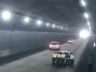 「スーパーマンのように」…トンネル内で800メートル故障車を移動させて去った清掃員たち＝韓国