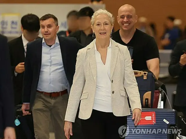 韓米防衛費分担特別協定の締結に向けた２回目会合に出席するため、仁川国際空港に到着した米国務省政治軍事局のリンダ・スペクト氏＝１８日、仁川（聯合ニュース）