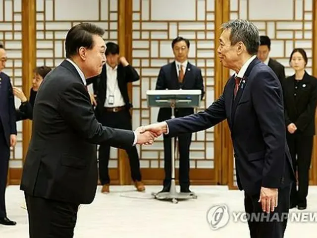 信任状の受け取り後、握手を交わす尹錫悦大統領（左）と水嶋光一・駐韓大使（大統領室通信写真記者団）＝２１日、ソウル（聯合ニュース）