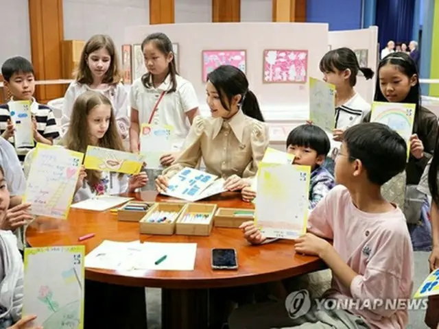 青瓦台で開催中のウクライナ児童画展を訪れた金建希氏（中央、大統領室提供）＝（聯合ニュース）≪転載・転用禁止≫）