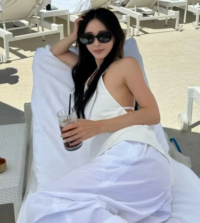 女優ハン・イェスル、"10歳年下"カッコいい夫と新婚旅行中…横顔が写った認証写真を更新
