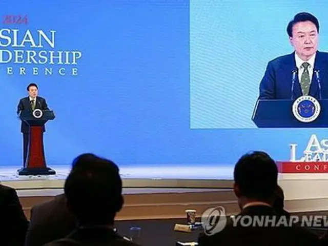 国際カンファレンスの開会式であいさつする尹大統領＝２２日、ソウル（聯合ニュース）