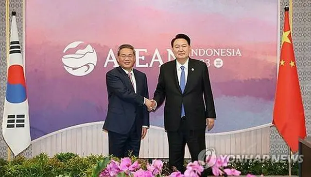 ２３年９月７日、インドネシア・ジャカルタで会談した韓国の尹錫悦大統領（右）と中国の李強首相＝（聯合ニュース）