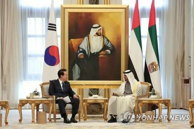 ２０２３年１月１５日、ＵＡＥの首都アブダビで首脳会談を行う韓国の尹大統領（左）とＵＡＥのムハンマド大統領＝（聯合ニュース）