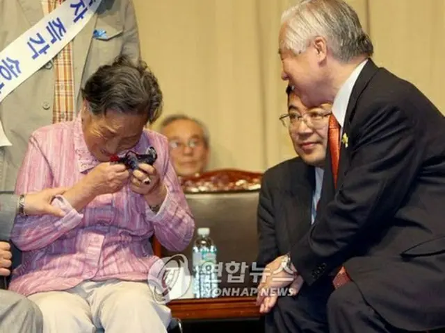 ２００５年、横田めぐみさんの父、滋さんと（右）と対面した韓国の拉致被害者家族（資料写真）＝（聯合ニュース）