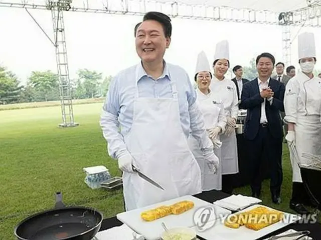 エプロン姿で卵焼きを作る尹大統領（大統領室提供）＝２４日、ソウル（聯合ニュース）≪転載・転用禁止≫