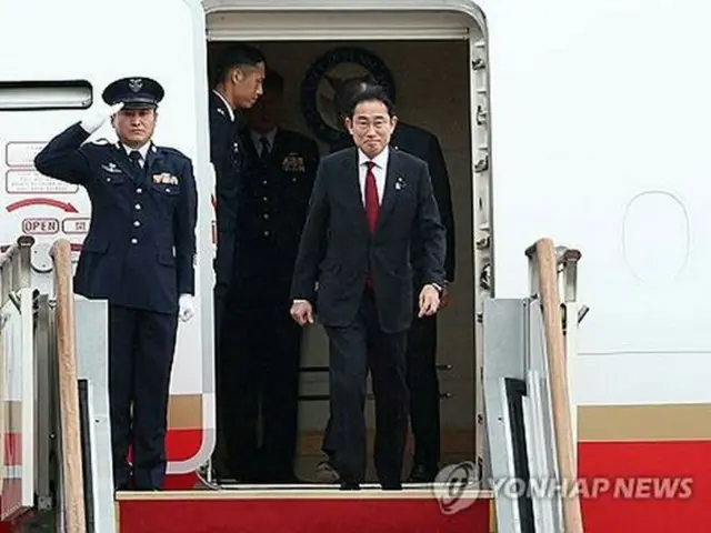 ソウル南方、京畿道・城南のソウル空港（軍用空港）に到着した岸田文雄首相＝２６日、城南（聯合ニュース）