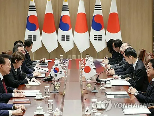 会談を行う韓国の尹錫悦大統領(左)と日本の岸田文雄首相=26日、ソウル(聯合ニュース)