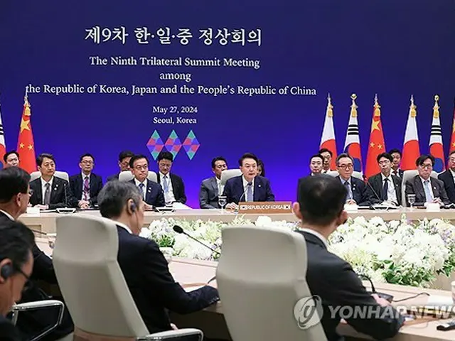 ソウルで開かれた韓中日首脳会談（大統領室通信写真記者団）＝２７日、ソウル（聯合ニュース）≪転載・転用禁止≫