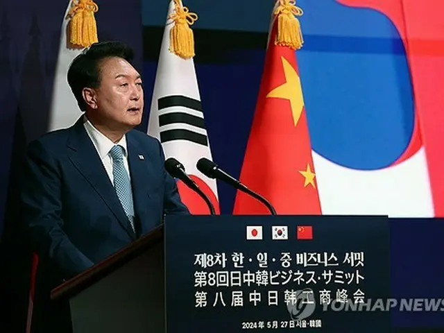 韓中日ビジネスサミットで演説する韓国の尹錫悦大統領＝２７日、ソウル（聯合ニュース）