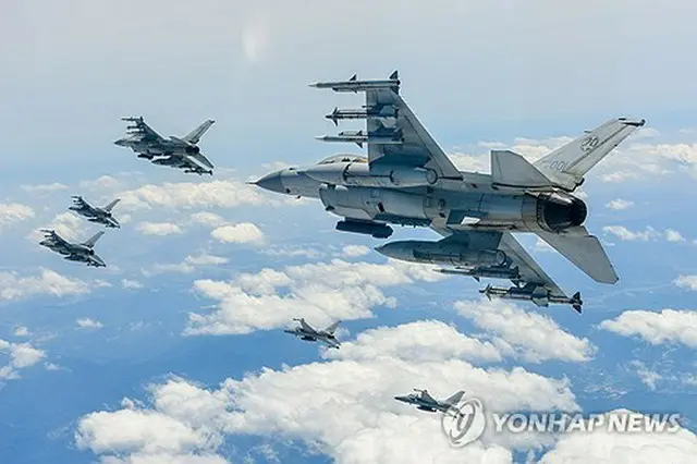 訓練を行う韓国軍の戦闘機（合同参謀本部提供）＝（聯合ニュース）≪転載・転用禁止≫
