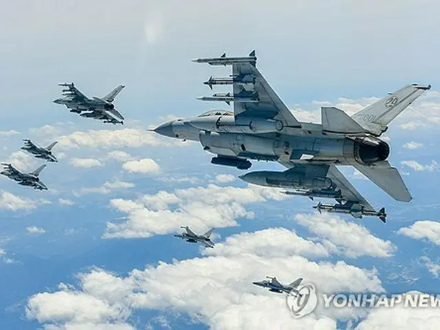 訓練を行う韓国軍の戦闘機（合同参謀本部提供）＝（聯合ニュース）≪転載・転用禁止≫