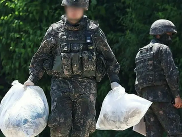 ２９日、ソウル南方の京畿道平沢市内の山で、風船が飛ばしてきた物体を回収する軍将兵＝（聯合ニュース）