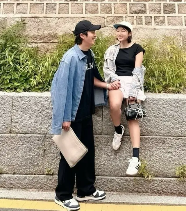 “キム・テヒの弟”俳優イ・ワン、美貌のプロゴルファー妻イ・ボミとラブラブ手つなぎデート