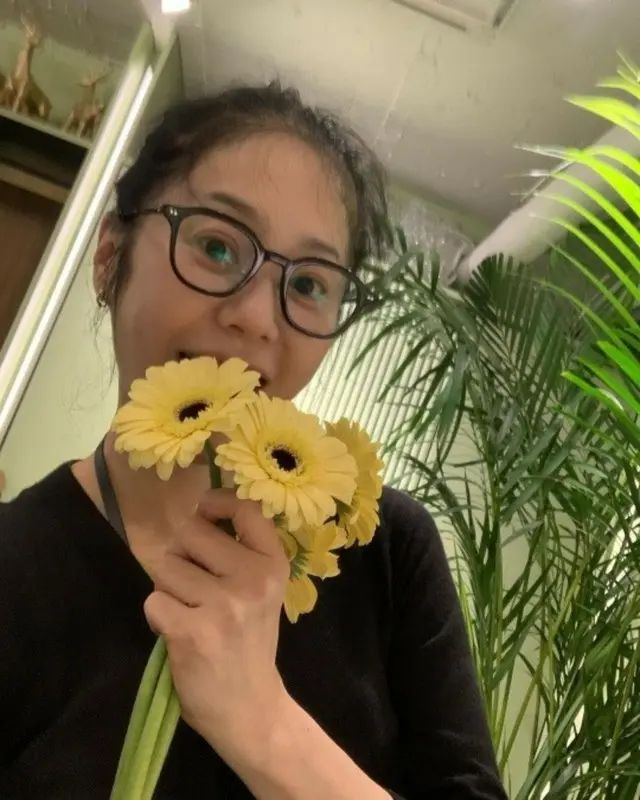 “すっぴん風メガネルック”女優コ・ヒョンジョン、花が花を抱きしめている？…少女美際立つ近況ビジュアル