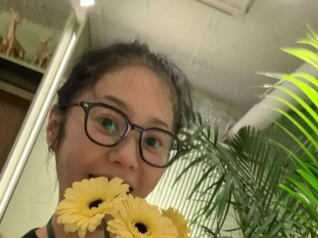 “すっぴん風メガネルック”女優コ・ヒョンジョン、花が花を抱きしめている？…少女美際立つ近況ビジュアル
