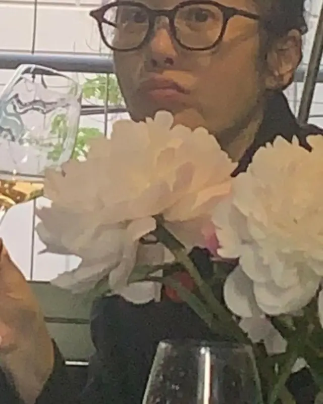 “すっぴん風メガネルック”女優コ・ヒョンジョン、花が花を抱きしめている？…少女美際立つ近況ビジュアル