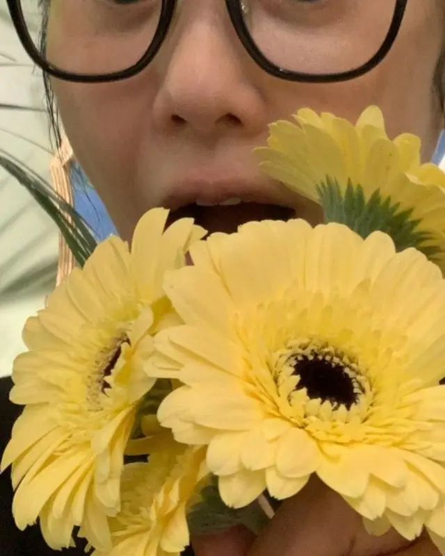 “すっぴん風メガネルック”女優コ・ヒョンジョン、花が花を抱きしめている？…少女美際立つ近況ビジュアル