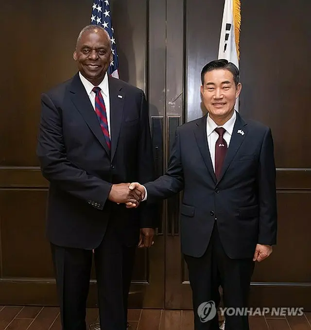 韓国の申源湜国防部長官（右）は２日、シャングリラ会合が開かれているシンガポールで米国のオースティン国防長官と会談した（国防部提供）＝（聯合ニュース）