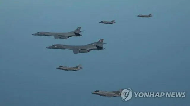 今年３月にＢ１Ｂが参加して行われた韓米合同空中訓練（国防部提供）＝（聯合ニュース）≪転載・転用禁止≫