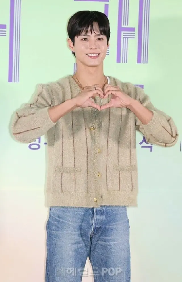 パク・ボゴム、12年来のファンにひと目で気づいてハグ…またひとつ美談追加「私の名前を覚えて」