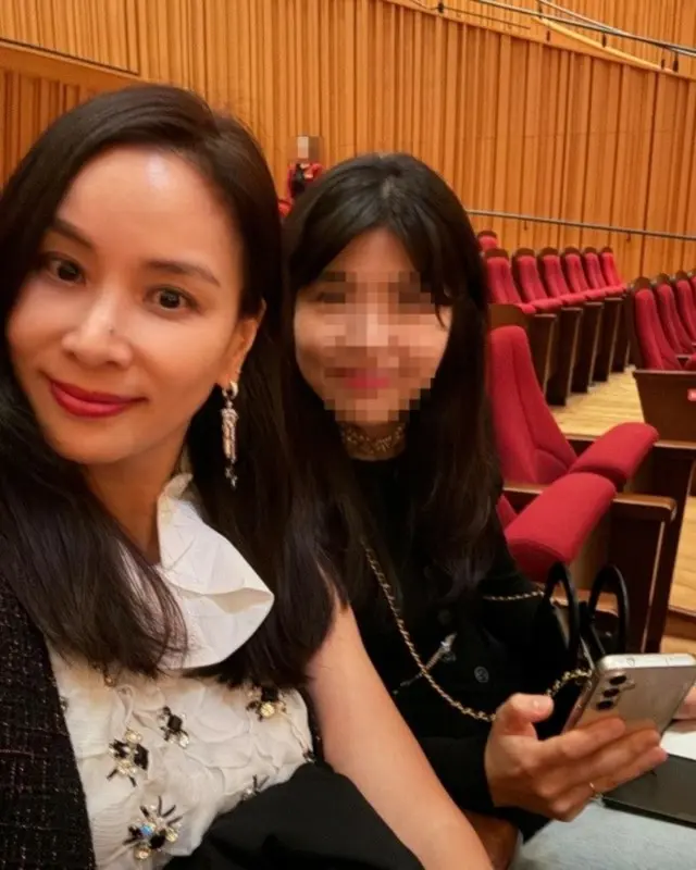 女優コ・ソヨンがリサイタル公演で撮った近況写真を公開した。
