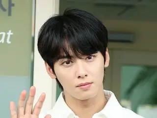 【フォト】「ASTRO」チャウヌ、オールホワイトファッションで韓国出国のあいさつ