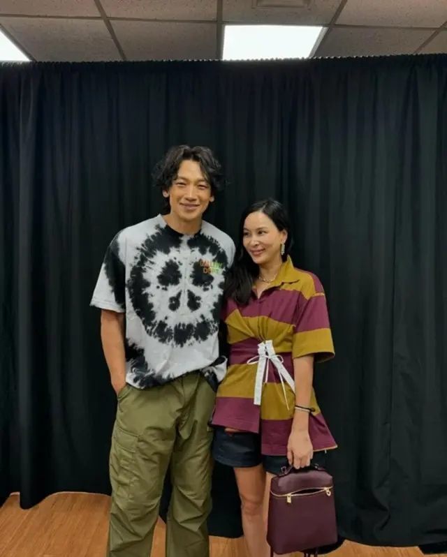 女優コ・ソヨン、Rain(ピ)のコンサートで和やかツーショット…スッキリ伸びた”脚線美”