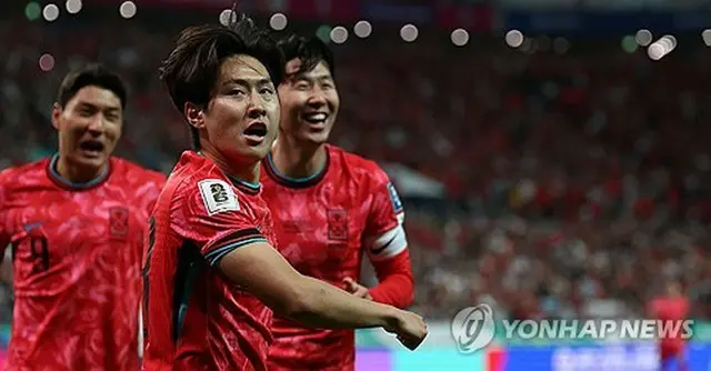 後半１６分に決勝ゴールを決めた李剛仁（手前）＝１１日、ソウル（聯合ニュース）