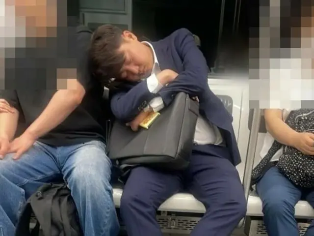 眠っている李俊錫、改革新党議員