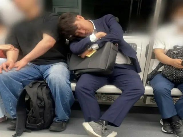 「あの人、国会議員じゃない？」…地下鉄の車内で眠る改革新党の李議員の目撃談拡散＝韓国報道