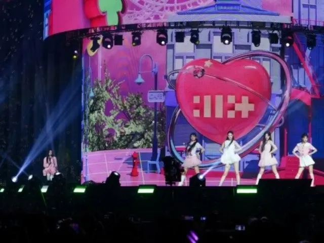 「ILLIT」が15日、「2024 Weverse Con Festival」に出演した。