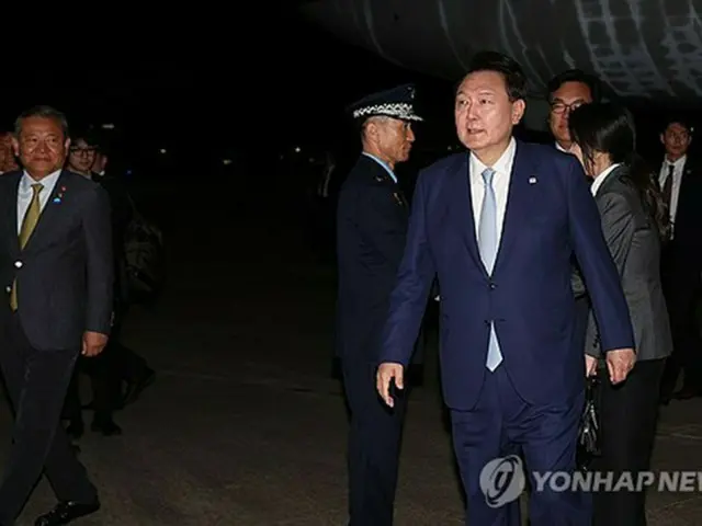 中央アジア３カ国歴訪を終え、ソウル空港（軍用空港）に到着した尹大統領＝（聯合ニュース）