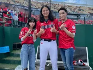俳優シム・ヒョンタク&18歳年下妻サヤさん夫婦、野球場デートにお出かけ？始球式&始打式にも参加で“人形のようなビジュアル”に注目大