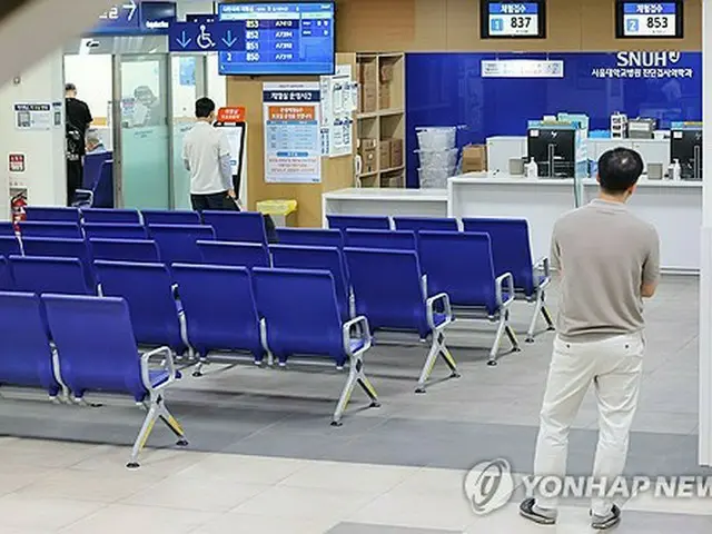 教授らが１７日から無期限の休診に入ったことを受け閑散としたソウル大病院＝１７日、ソウル（聯合ニュース）