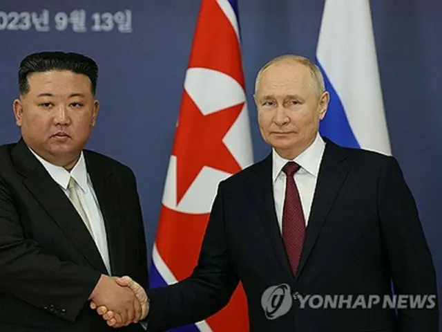 昨年９月に首脳会談を行った金正恩氏（左）とプーチン氏＝（聯合ニュース）≪転載・転用禁止≫