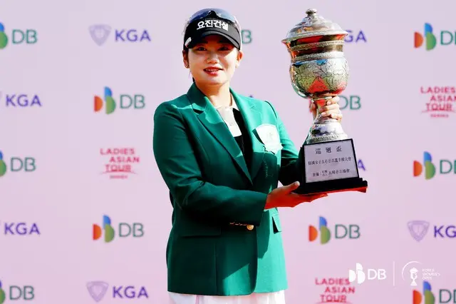 トロフィーと一緒に記念撮影をする優勝者ノ・スンヒ（写真：Korea Womens Open）