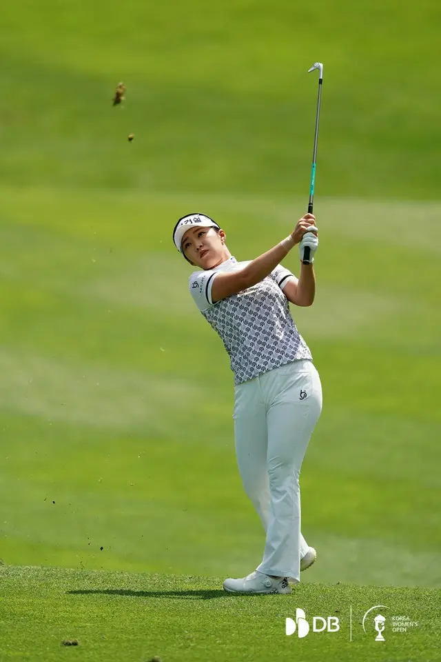 1番ホールでサードショットを打っている2位キム・スジ（写真：Korea Womens Open）