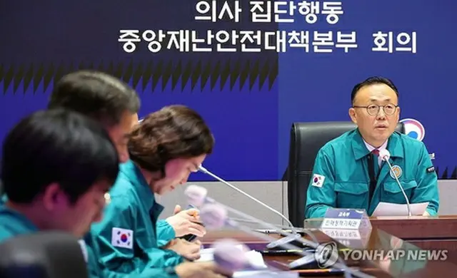 中央災難安全対策本部の会議を主宰する李本部長＝２０日、ソウル（聯合ニュース）
