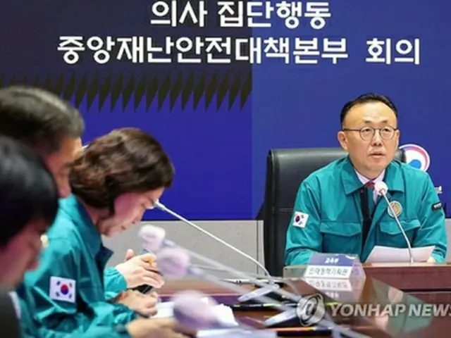 中央災難安全対策本部の会議を主宰する李本部長=20日、ソウル(聯合ニュース)