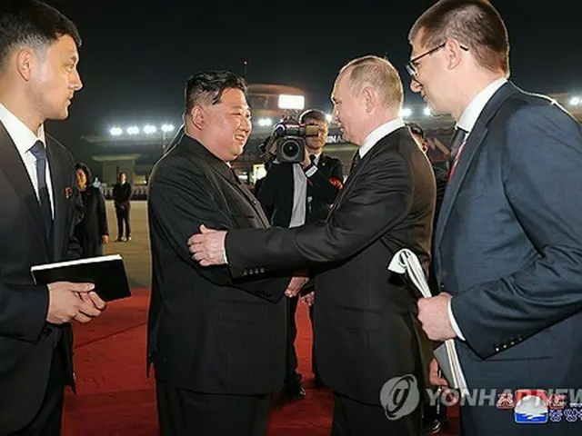 平壌国際空港でロシアのプーチン大統領（中央右）を見送る金正恩（キム・ジョンウン）国務委員長（朝鮮労働党総書記）＝（朝鮮中央通信＝聯合ニュース）≪転載・転用禁止≫