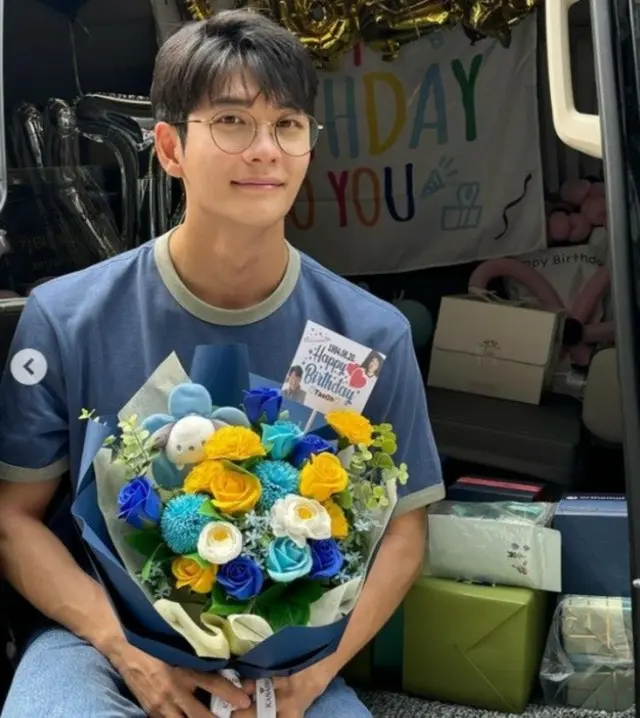 俳優カン・テオ、眼鏡をかけるとまた別の魅力…ハンサムにも程がある