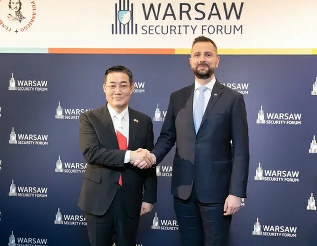 握手を交わす申源湜氏（左）とコシニャクカミシュ氏（国防部提供）＝（聯合ニュース）≪転載・転用禁止≫