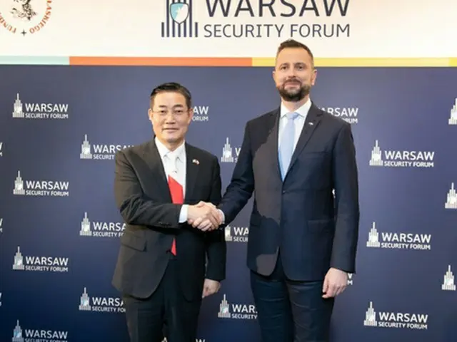 握手を交わす申源湜氏（左）とコシニャクカミシュ氏（国防部提供）＝（聯合ニュース）≪転載・転用禁止≫