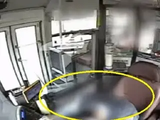 バス運行中に頭がガクン…倒れた運転手を市民が救う＝韓国