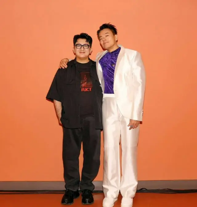 HYBEパン・シヒョク議長、J.Y.Park＆「SEVENTEEN」＆「TXT」＆「ENHYPEN」などとの認証ショット公開…すっかりスマートになった姿が話題